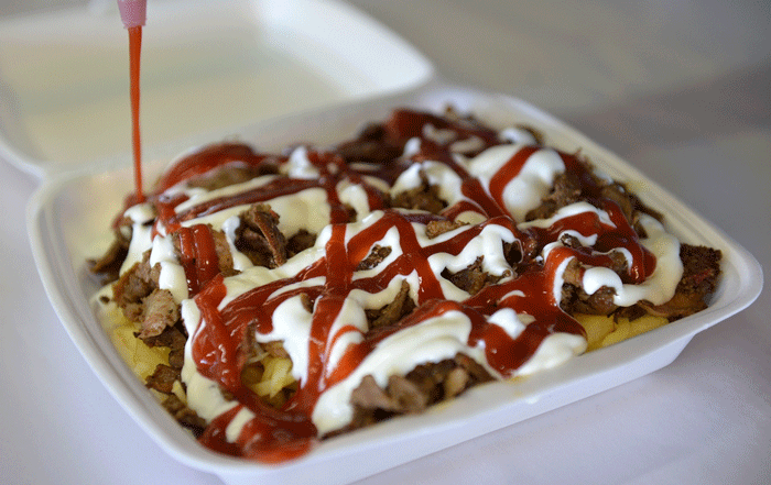 Helal atıştırmalık için saatlerce sıra bekliyorlar - Resim: 0