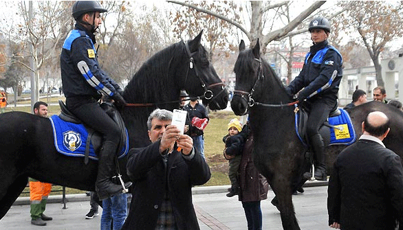 Türkiye'de bir ilk gören telefona sarıldı selfie çekti - Resim: 0