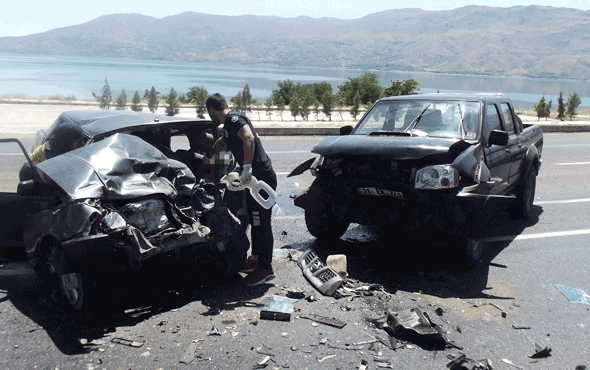 Elazığ'da feci kaza ölenler ve yaralılar var - Resim: 0